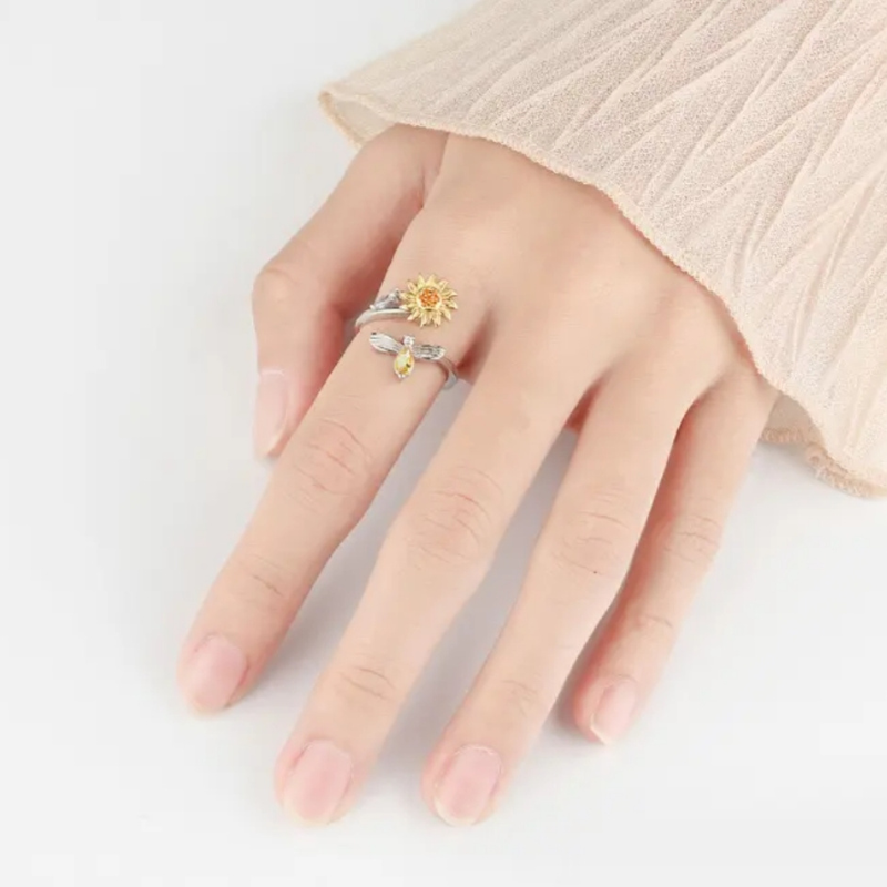 "Solina" – Damenring Sonnenblume & Biene – Drehbar, versilbert mit Strass