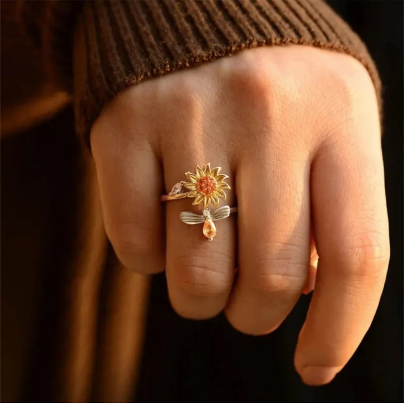 "Solina" – Damenring Sonnenblume & Biene – Drehbar, versilbert mit Strass